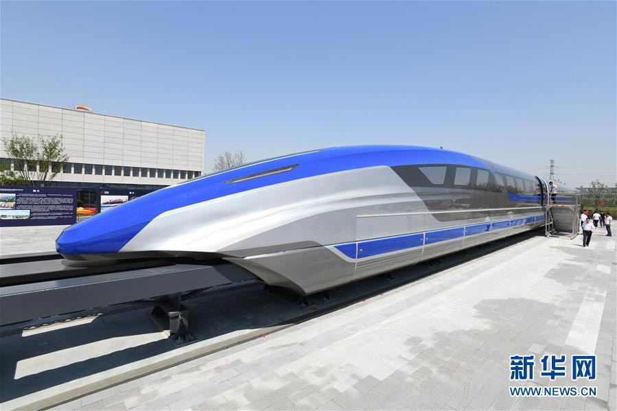2019年5月23日，我国时速600公里高速磁浮试验样车在青岛下线。图为月23日在青岛拍摄的我国时速600公里高速磁浮试验样车。（新华社记者 李紫恒 摄）
